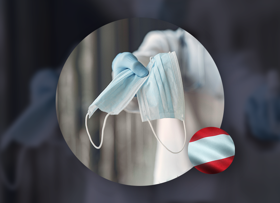 Ruka podávající roušky symbolizující covidová opatření