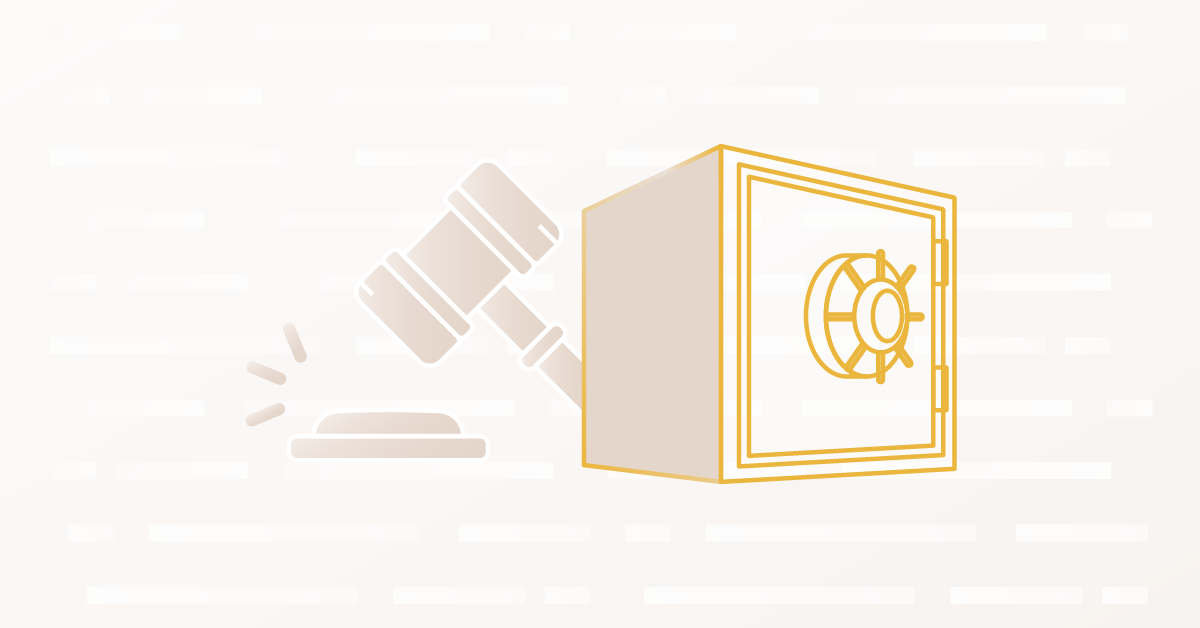 Sejf a soudcovské kladívko symbolizující soudní řízení